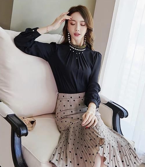  『春天』套装裙：用波点鱼尾裙的元素搭配你整个优雅气质的春天