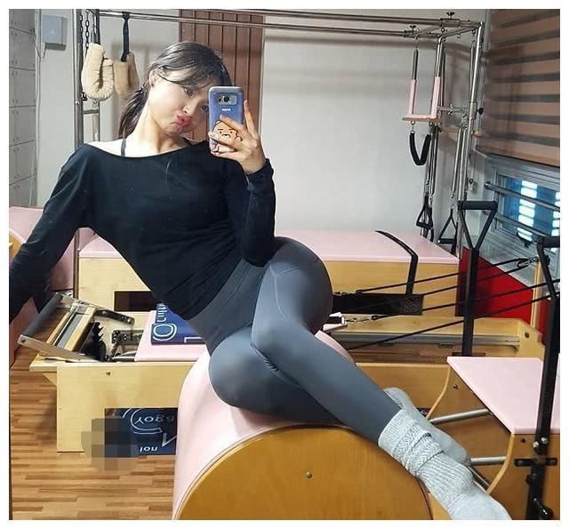 美图：时尚美女紧身裤韵味十足，但我最喜欢第五位的性感辣妈！