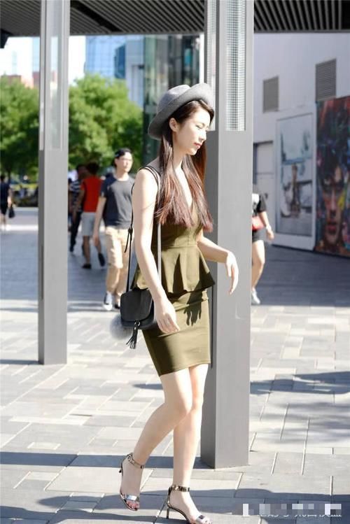 展现|墨绿色紧身裙搭配一字带细跟鞋,身材好的姑娘就是会穿,展现气质