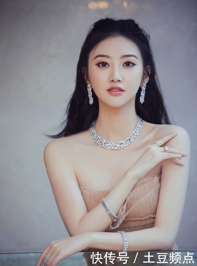 『 璀璨』搭配璀璨珠宝闪耀又梦幻，景甜一袭裸色抹胸层叠蛋糕裙甜美又性感