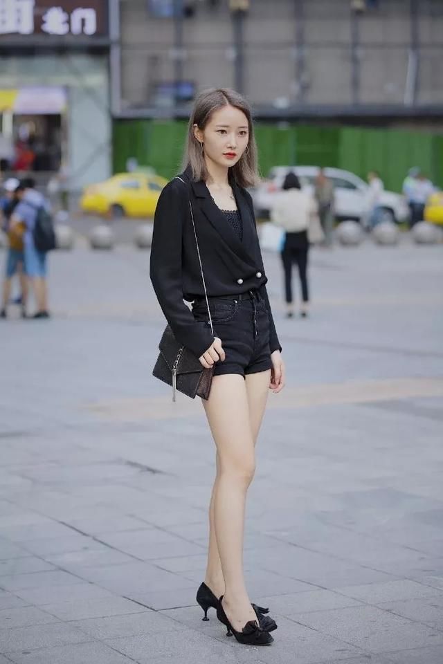  「女人」女人穿上高跟鞋，打造出精致的时尚