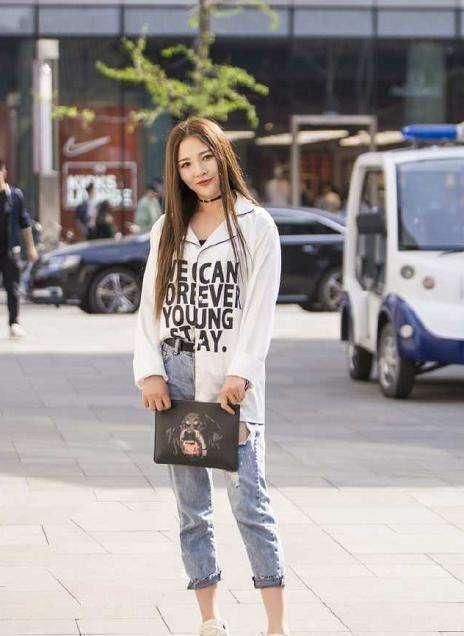 穿蓝色长款T恤的小美女，颜值气质身材，看一眼就会喜欢上她!