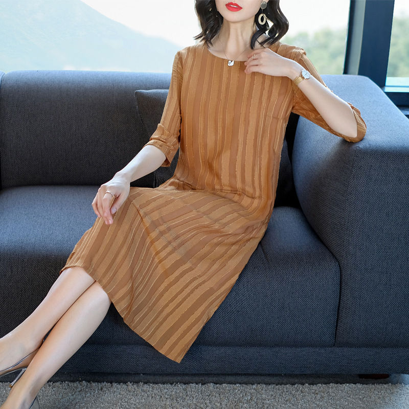 还穿什么T恤啊，太土了!18年新款连衣裙都在这，聚会穿贼有面