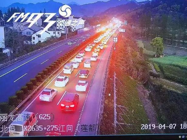 崩溃！返程大军挤爆复兴号！部分乘客被请下车改换其他列车