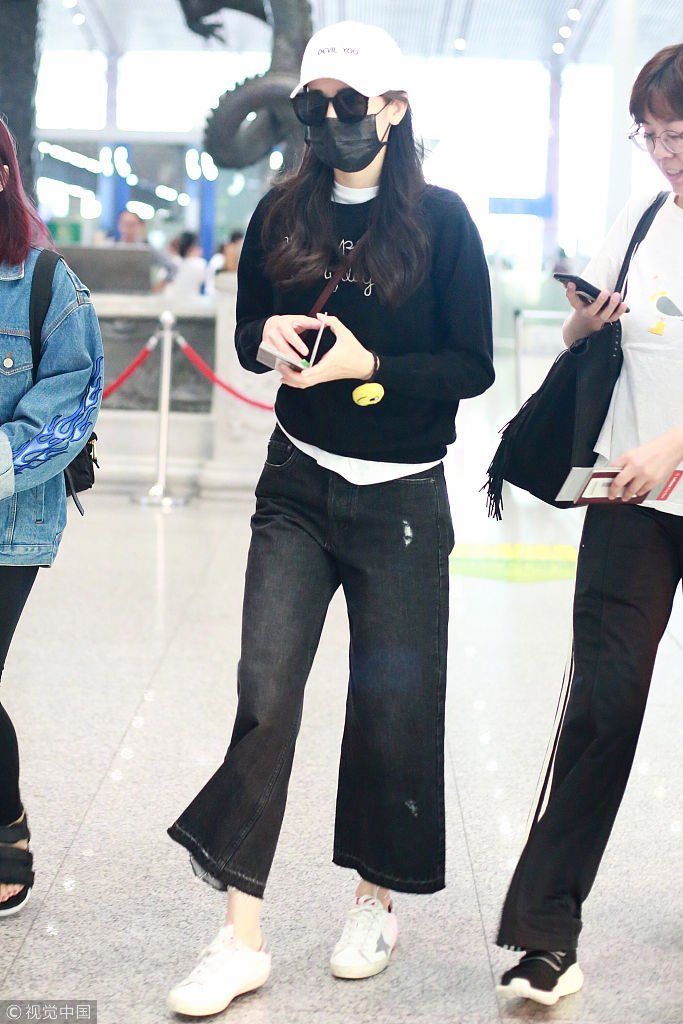 【独家】迪丽热巴帽子口罩遮面保持低调 黑白极简搭配休闲范儿足