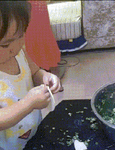 GIF@搞笑GIF趣图：肉嘟嘟的圆脸就是这么有搞头