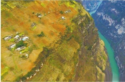 四川唯一不通公路的村，矗立悬崖顶400年，很多人一生没下过山