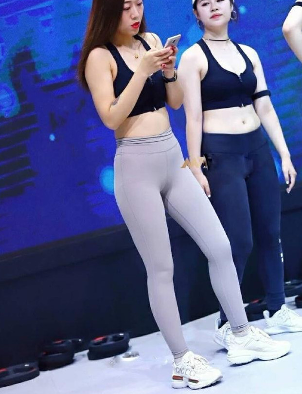 好身材的美女，碰到打底裤更是完美！