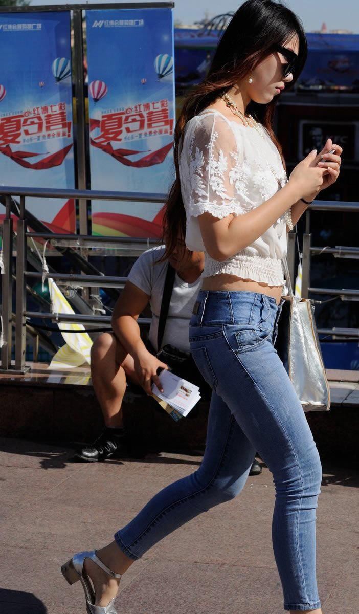 街拍:紧身牛仔低腰裤美女，包裹出纤细的小蛮腰