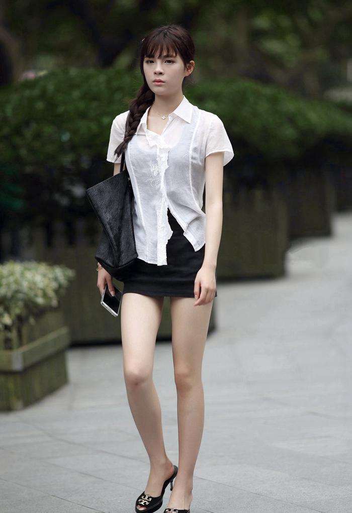 街拍：扎辫子的女生, 身材虽然瘦, 但上下比例匀称真心养眼呢