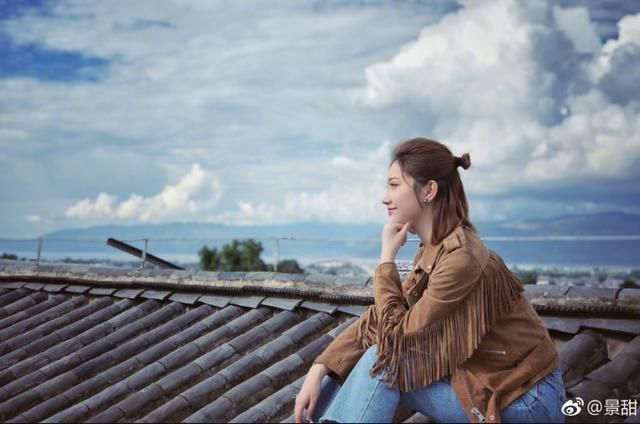 一场大秀，心疼景甜胸都勒变形了！