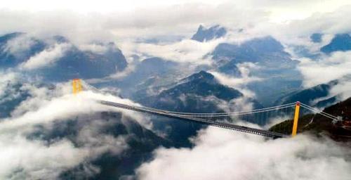 中国在深山峡谷中最长悬索桥,曾借助火箭弹修建桥梁
