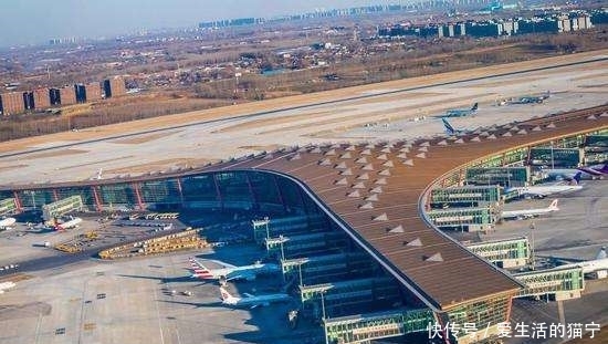 机场@中国最大的机场，没有柱子却可抵御17级大风，被誉为第七大