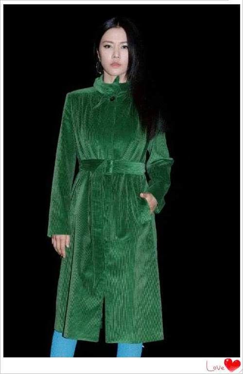 谭维维真胆大！高跟鞋外面也能套丝袜？网友：真的不怕摔跤吗？