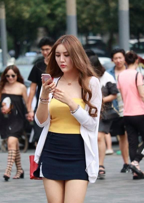 街拍：美女黄色深V吊带+短裙，美腿只是为了展示时尚魅力！