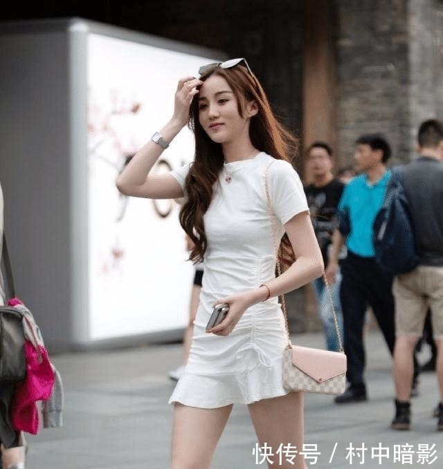 『气质』路人街拍,喇叭裤带着强烈的复古气息,特别凸显女生的气质