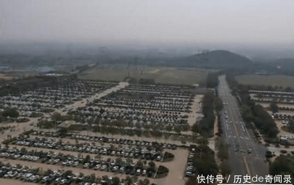 河南云台山自驾游游客太多，35万平米的停车场都不够用
