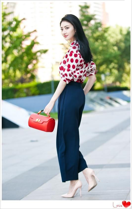 景甜真大胆!短裤竟敢反着穿,网友:这小粗腿被张继科“喂肥咯”