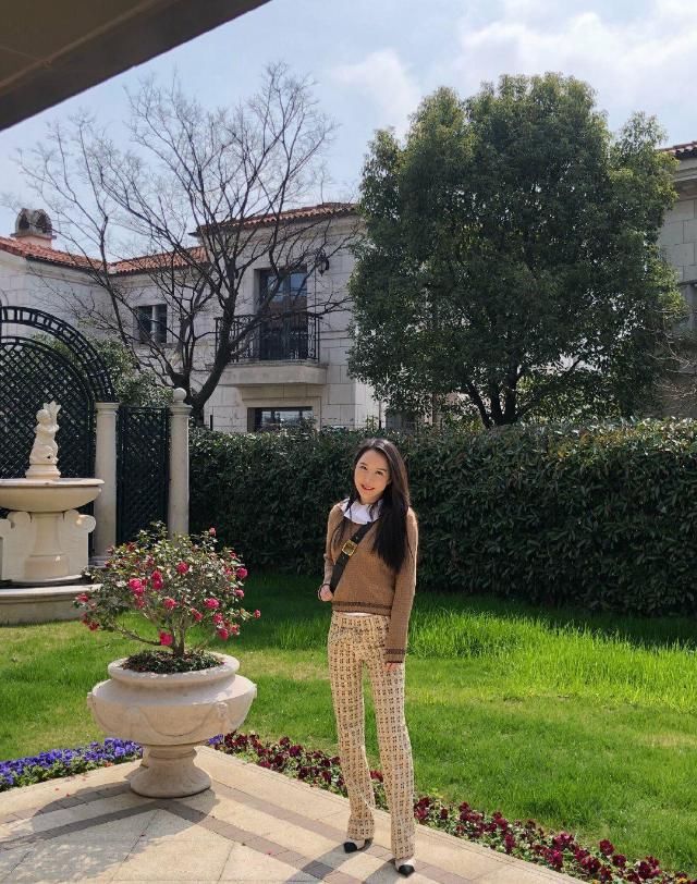  『奔四』奔四女性“装嫩”穿衣搭配，个性时尚又显年轻，时尚潮流精美又有女人气质