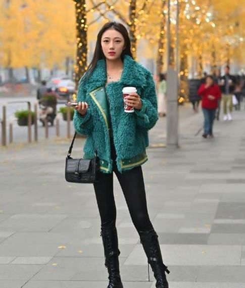  『休闲裤』街拍：眉清目秀的美女，一件黑色上衣配黑色休闲裤，时尚帅气十足