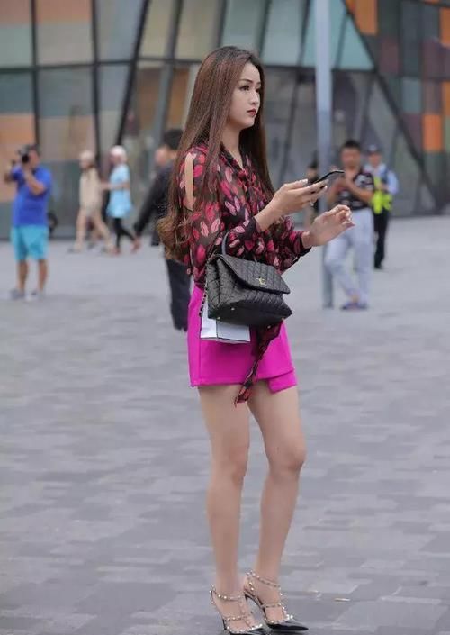  美极了■街拍：小姐姐黑色的宽松直筒裤，搭配一双黑色的高跟鞋，美极了