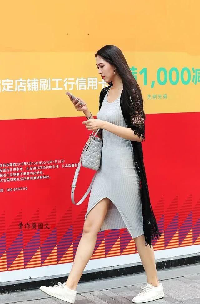  #還是#时尚街拍：包身裙漂亮美女，除开身型，還是身型