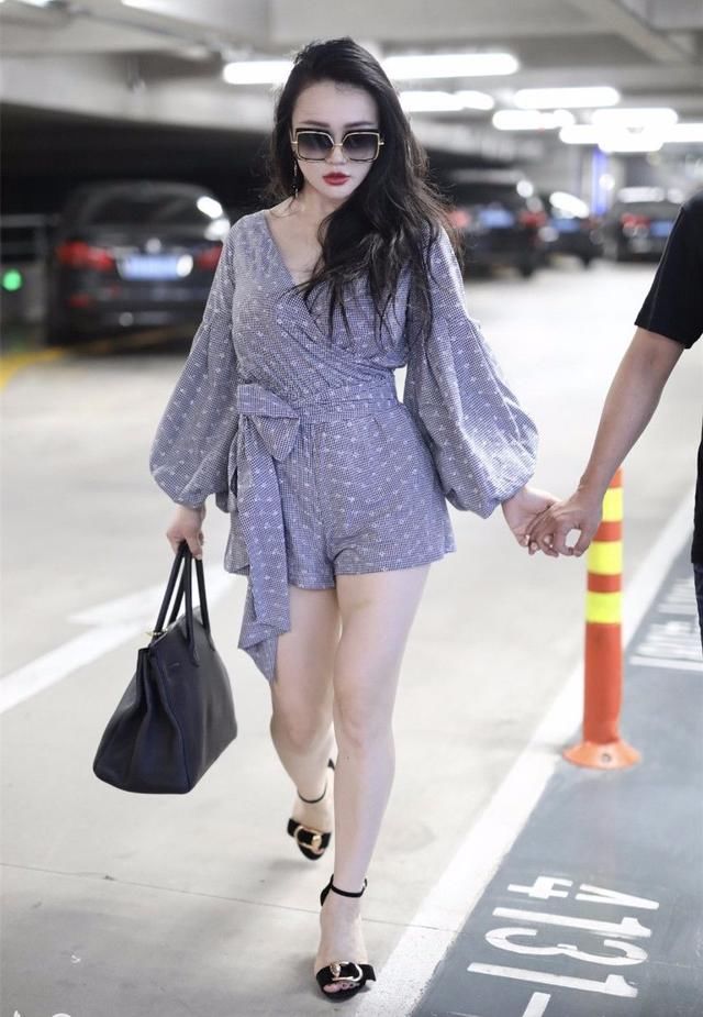 连体裤还能穿出妩媚感，冉莹颖身材真好！网友：敢穿就别拿手捂着