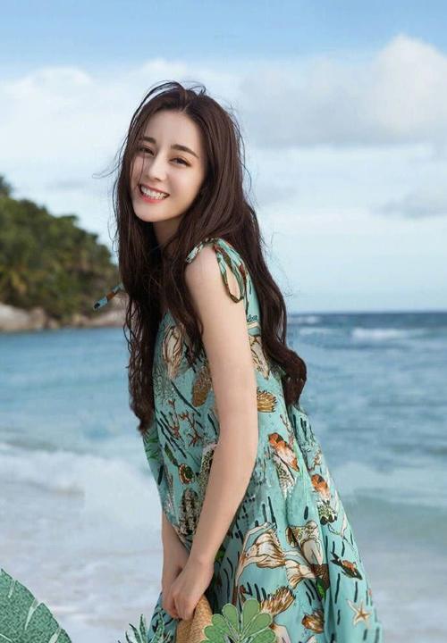 迪丽热巴实力上演旅游穿搭范本，网友：也太美了吧！