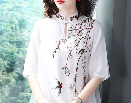 这么穿旗袍的女人，不可多见!婀娜的身姿，配，一抹淡妆容，甚美