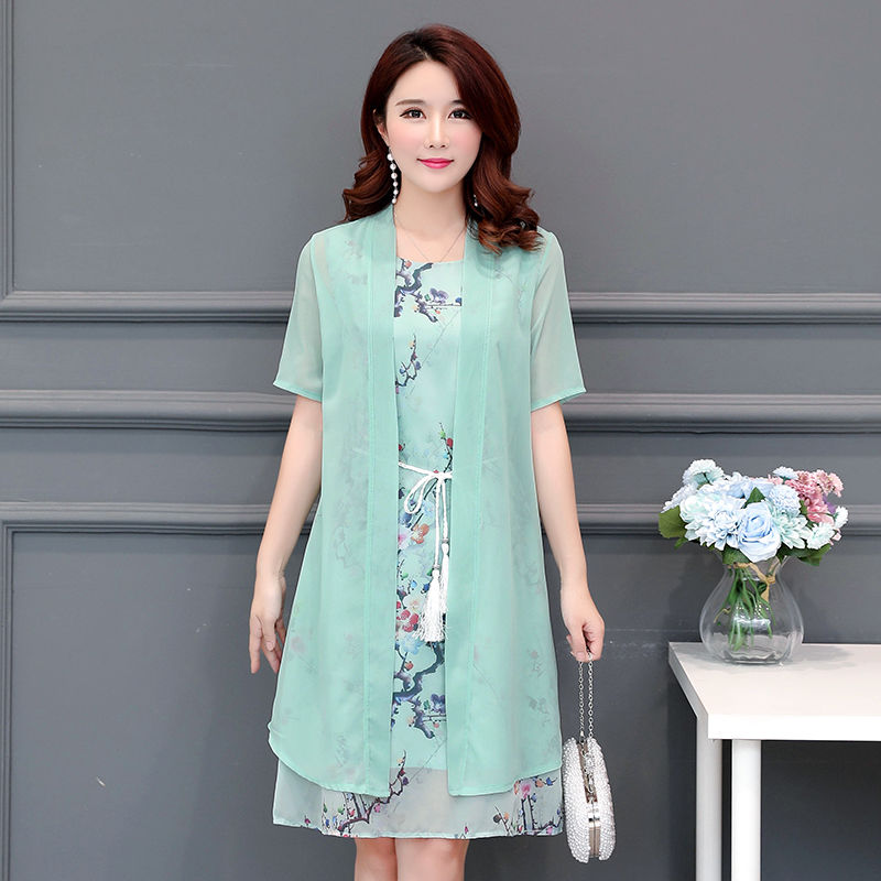 姑娘，今年流行穿这样的连衣裙，吸睛时尚又洋气，轻松穿出女神范