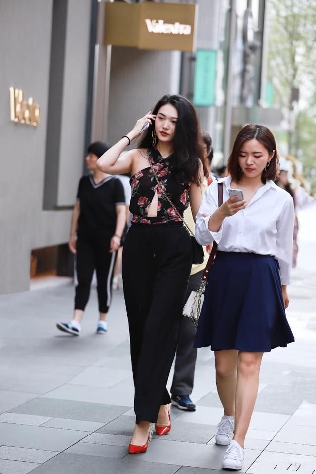 街拍路人，简洁优雅的时尚穿搭指南，展现出你自信大方的美!