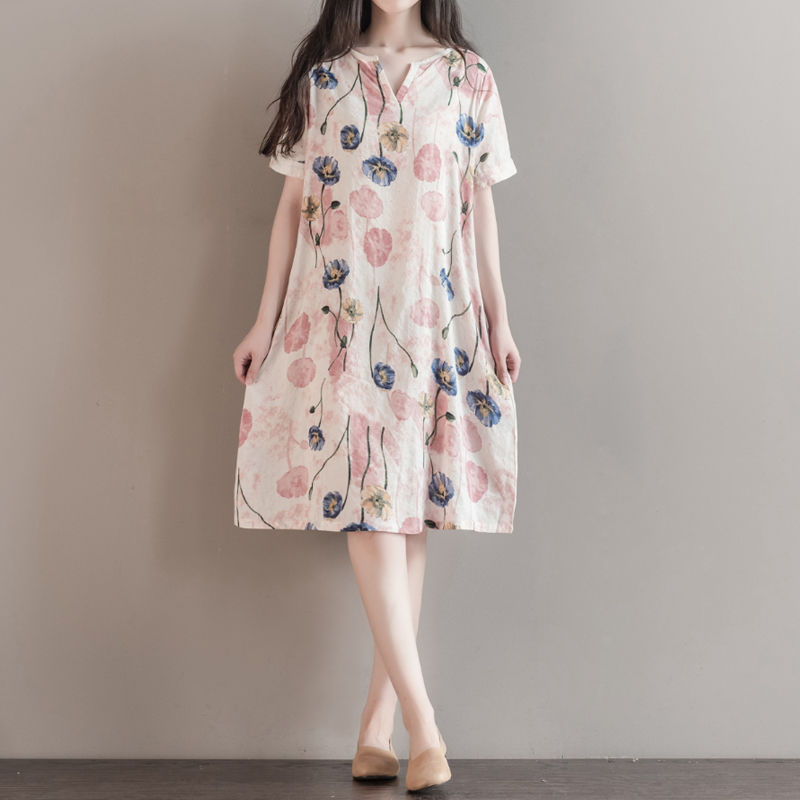 瞧瞧下图的女生，真有眼光，相中这么清爽又时尚的连衣裙