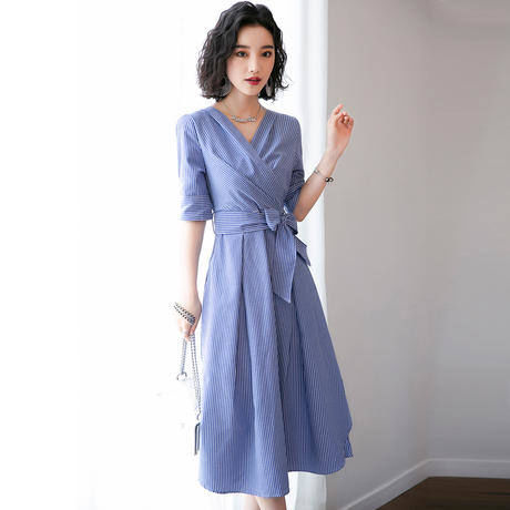 时尚浪漫尽显迷人气场，女人30岁，连衣裙就穿轻龄款