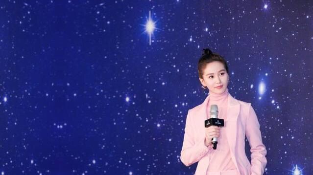 刘诗诗真敢穿!一身从头粉到脚，网友:一般人这么穿肯定丑cry