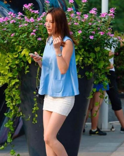  搭配■街拍：兰质蕙心的美女，一件白色上衣配灰色百褶裙，时尚靓丽气息