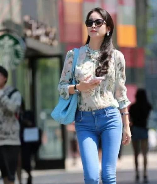  气质：街拍：天生丽质的美女，一件吊带上衣配牛仔短裙，时尚气质范