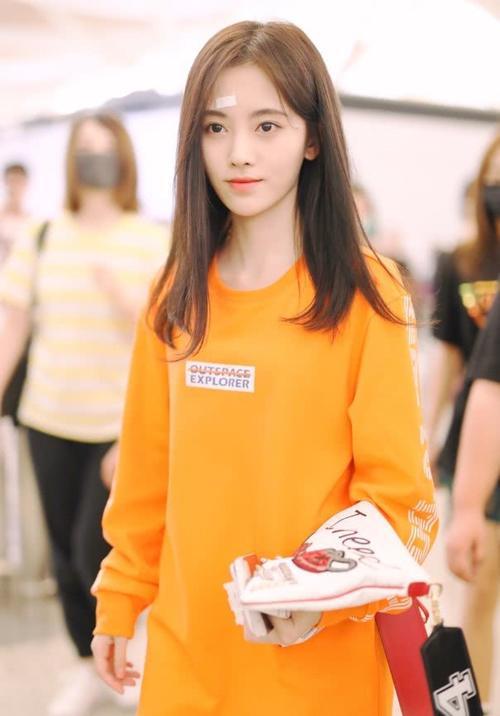 地主家的傻女儿？鞠婧祎竟手动抠破额头，贴个创可贴意外有个性！