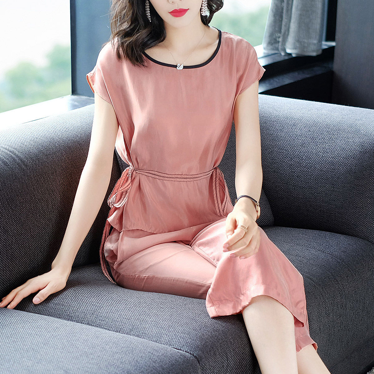 30岁女人少做家务，多打扮!学学北京阿姨这样穿，背影都美上天