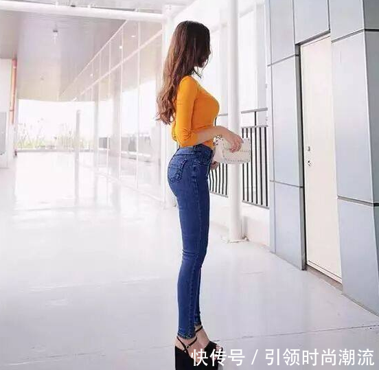 富有韵味的牛仔裤美女，秀出腰身美好曲线，随性优雅！