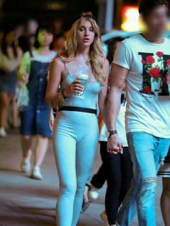 一条简单的打底裤 轻松搭配各种衣服 让男人们眼睛盯着你看