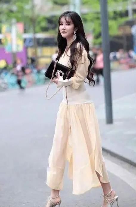  「气质」潮范儿女神来了，街拍：光艳逼人的美女，一条米色的连衣裙，时尚美丽大方气质