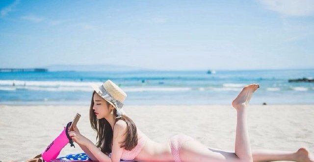 街拍沙滩上的粉色斑点比基尼美女