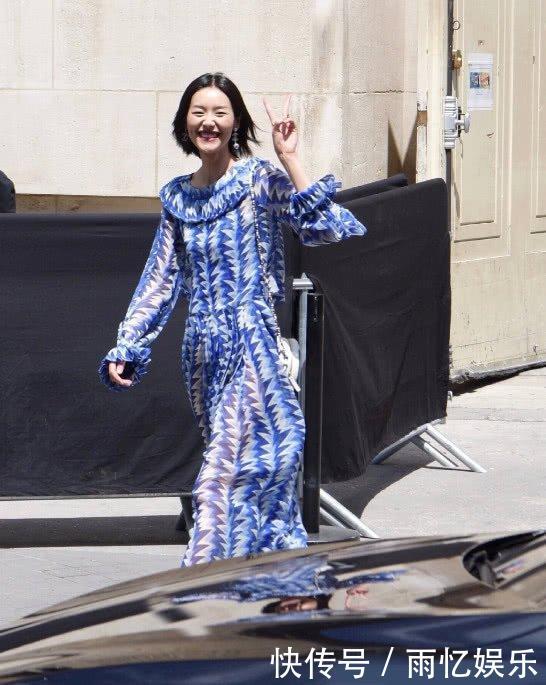 刘雯巴黎时装周换少女风，蓝裙蓝裤齐上阵，走下T台更惊艳！