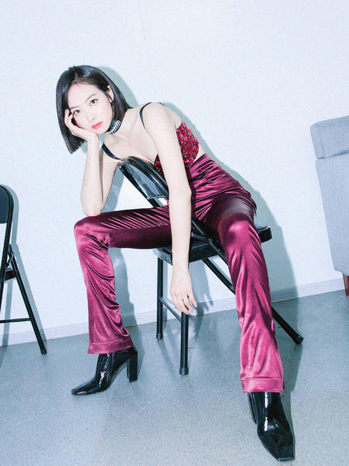 宋茜穿完镶水晶吊带抹胸，又穿亮片裙，网友：少女气息爆棚！