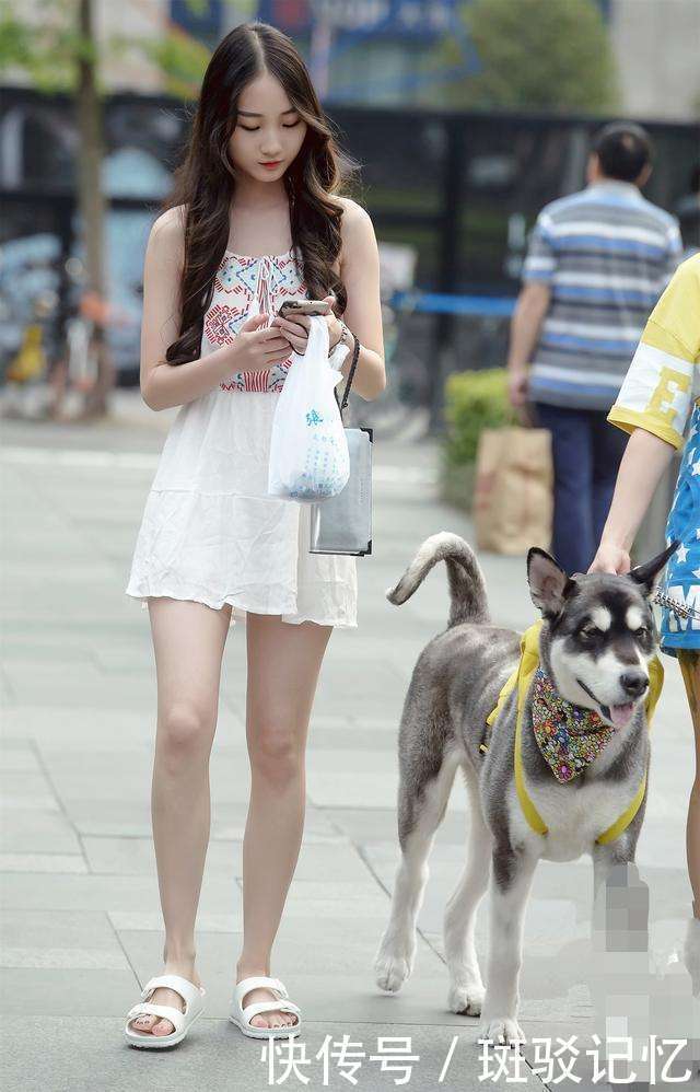 街拍：图三可爱小姐姐一件白色吊带裙，优雅娴静，狗狗不要抢镜