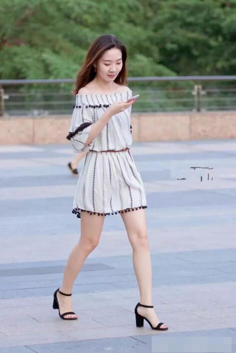  #美妙#街拍：小美女身穿小背心配牛仔裤，美妙身材，显得非常漂亮