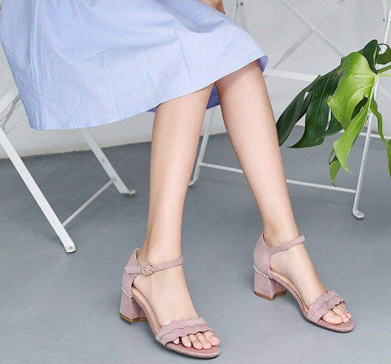 一字带高跟鞋显小清新的气质，充满着青春的活力