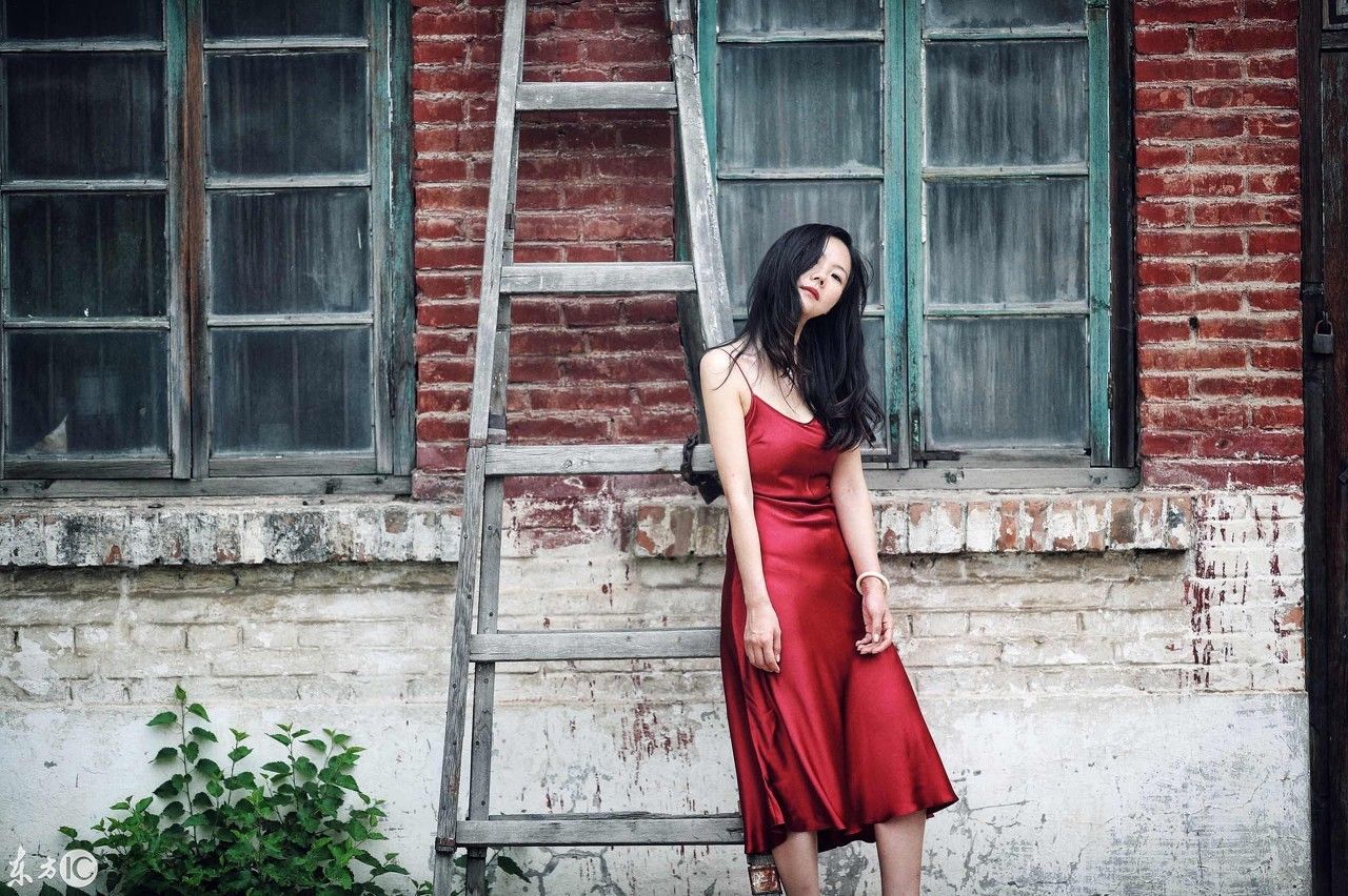 厂里来了个美女，太漂亮了