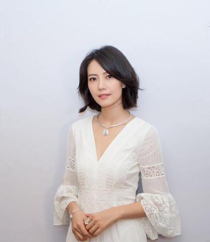 高圆圆短裙太短，尴尬的三角区显了出来，网友：赵又廷不管管！