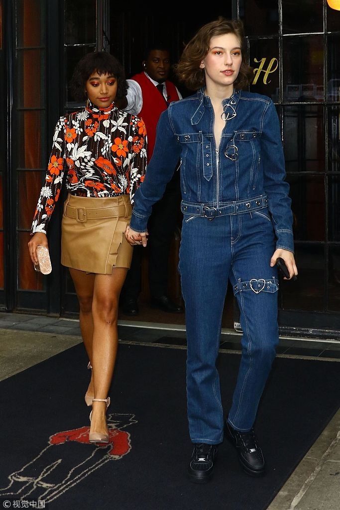 阿曼德拉秀修长美腿女人味十足  与女友十指紧扣满脸幸福